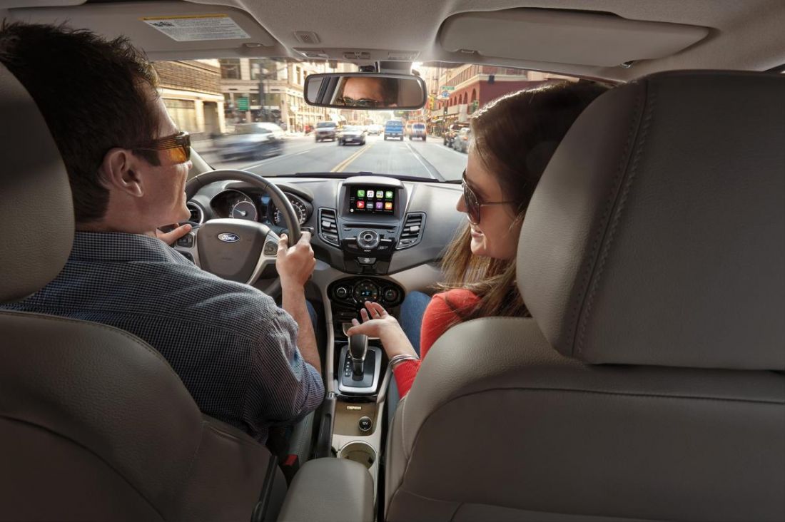 Az autó segít és figyel