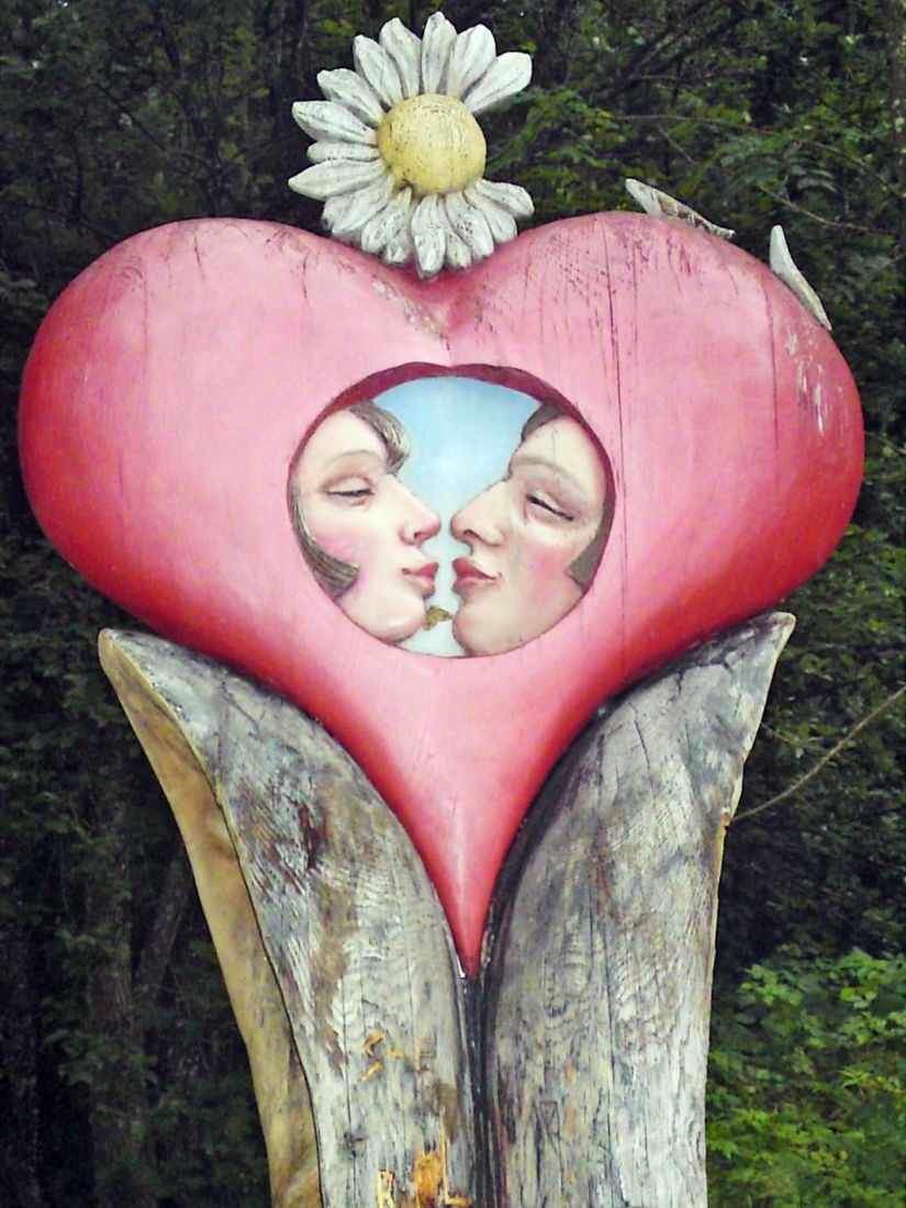 "Szent kéj a csók és szent az élet"