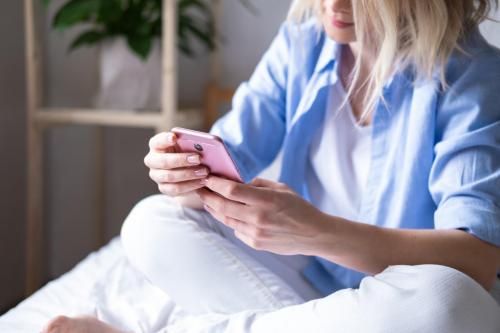 Az online társkeresés buktatói és örömei