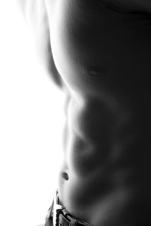 Chips? - Csillogó mellkas, feszül? tanga 