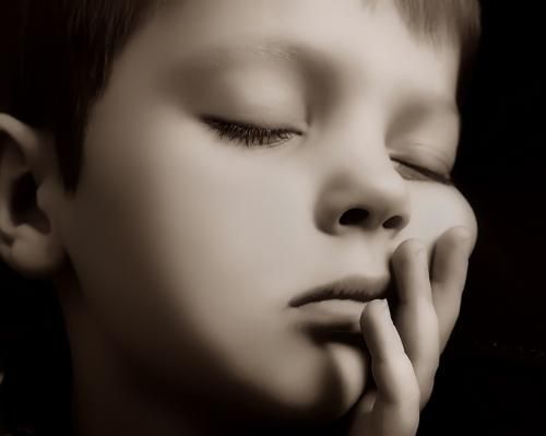 A szülői példa hatására többet alszanak a gyerekek