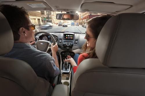 Az autó segít és figyel