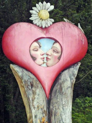 "Szent kéj a csók és szent az élet"