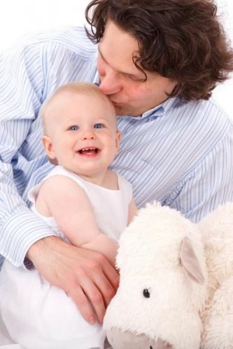 Az apánál is aludjon olykor az anyával élő csecsemő!