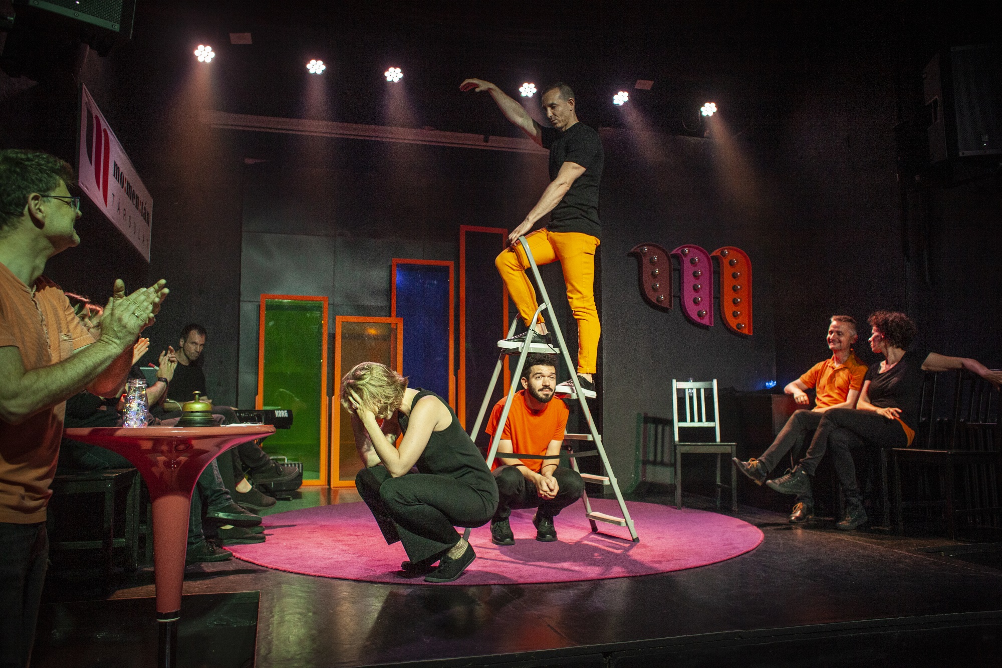 Miben rejlik akkor a Momentán Társulat sikere?