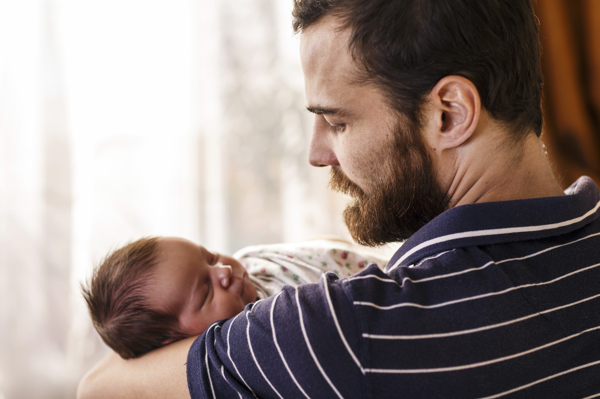 Miért ringatják a legtöbben a bal karjukban a babákat?