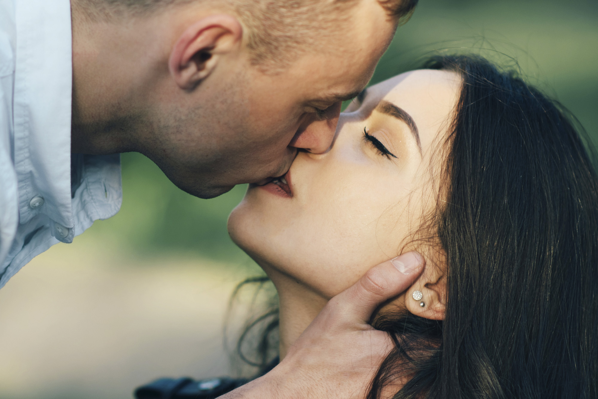 "Szent kéj a csók és szent az élet"