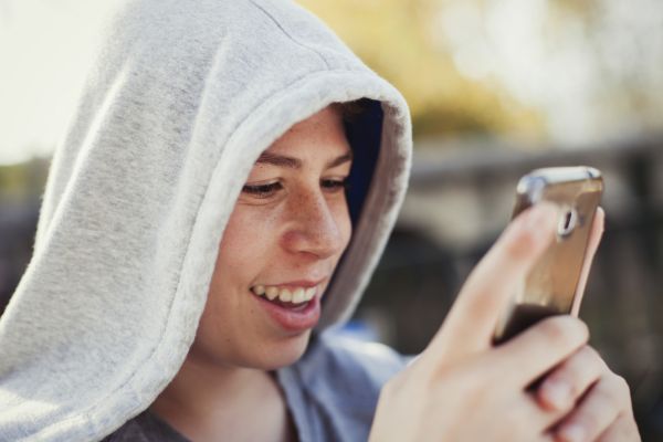 Önnek is sokat nyomkodja a gyereke a telefonját? Ett?l még nem lesz függ?!